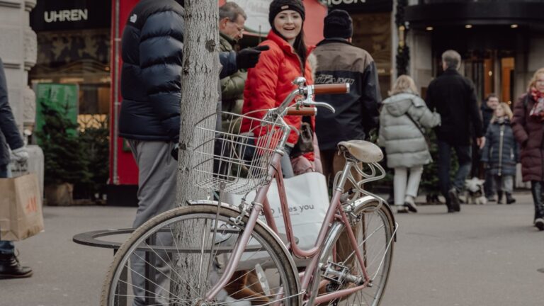 How to layer clothing for Zurich weather with puffer jackets, city cycling and winter street style