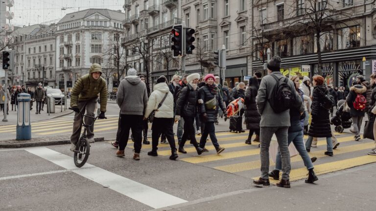 What to wear Zurich events in a city crowd with winter coats, practical shoes and street crossing layers