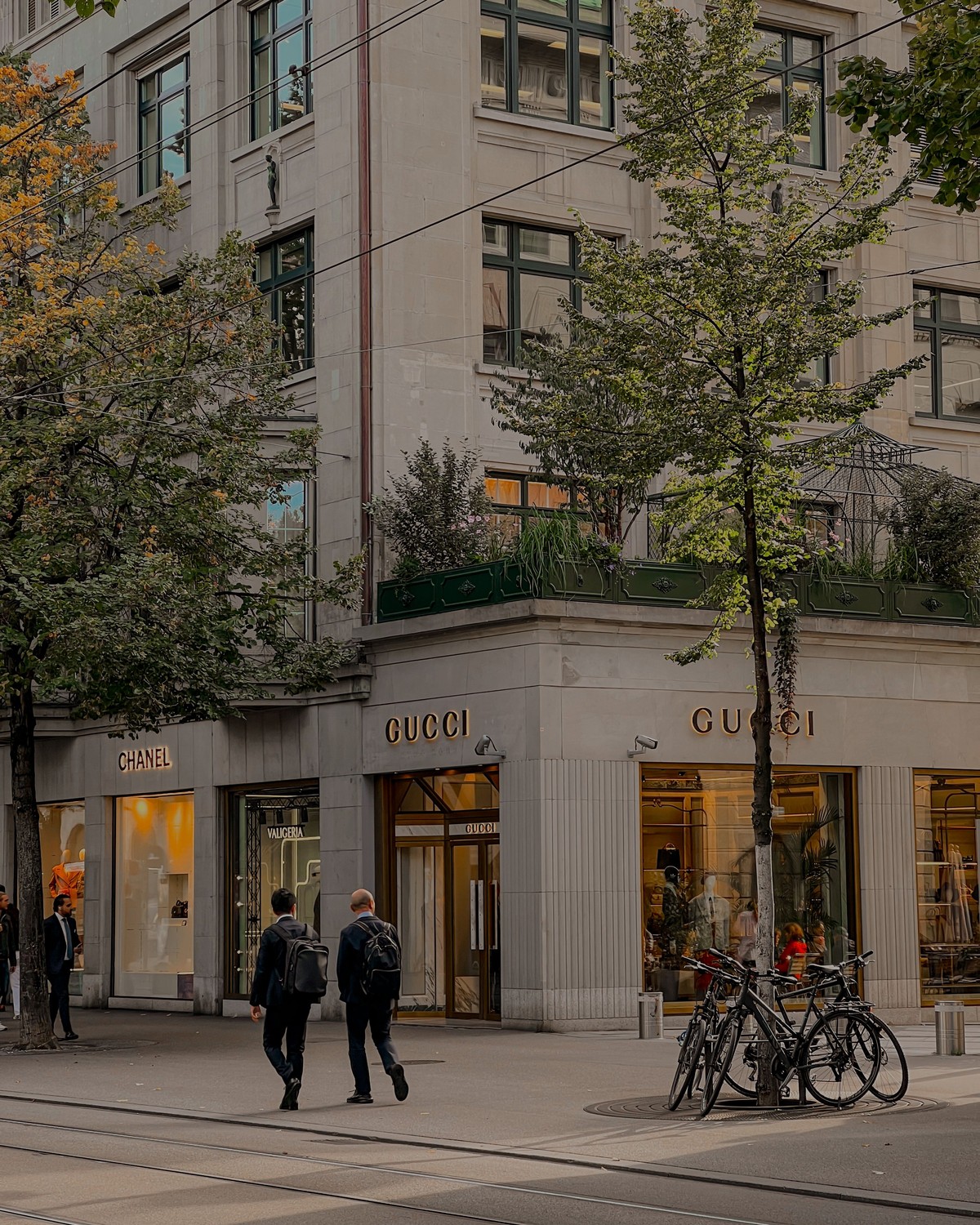 Zurich shopping map luxury storefront near Bahnhofstrasse for high budget shopping